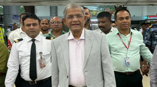 "অর্থ উপদেষ্টা ড. সালেহউদ্দিন আহমেদ সচিবালয়ে সাংবাদিকদের সঙ্গে কথা বলছেন (ছবি: দৈনিক বাংলার বাণী)"